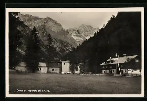 AK Oberstdorf i. Oytal, Ortsansicht mit Bergpanorama