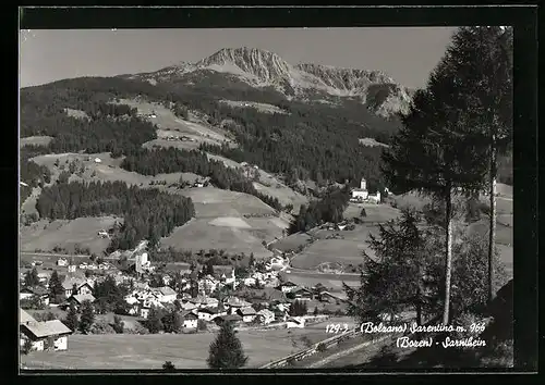 AK Sarnthein bei Bozen, Totalansicht mit Feldern und Bergkulisse