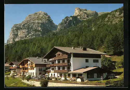 AK La Villa /Val Badia, Ciasa Tamà mit Bergkulisse
