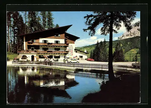 AK La Villa /Val Badia, Hotel Lago Sompunt mit Teich