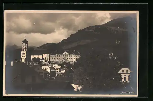 AK Bludenz, Ortspartie mit Kirche gegen Berglandschaft