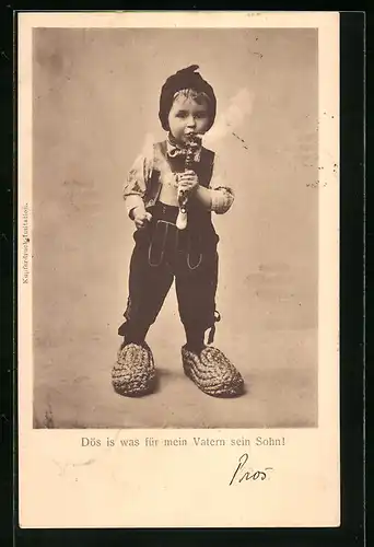 AK Junge mit grossen Pantoffeln raucht eine Pfeife