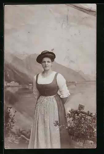 Foto-AK Junge Frau im Dirndl vor Studiokulisse