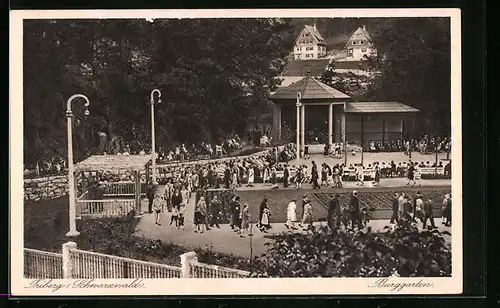 AK Triberg /Schwarzw., Burggarten mit Besuchern