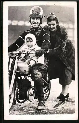 Fotografie Familie mit Motorrad in West Ham ca. 1930