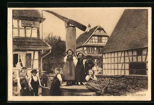 AK Hunspach, Ortspartie mit Brunnen und Kindern