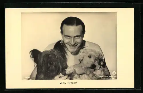 AK Schauspieler Willy Fritsch mit zwei kleinen Hunden