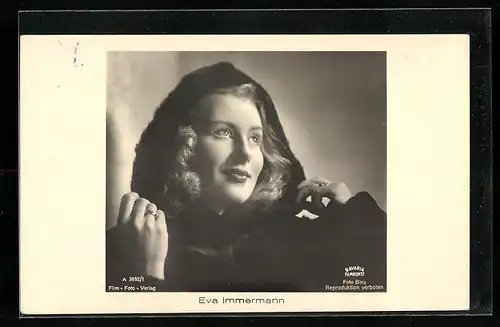 AK Schauspielerin Eva Immermann in einem Pelz mit Kapuze