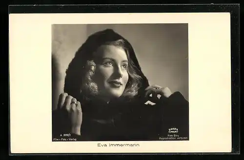 AK Schauspielerin Eva Immermann in einem Pelz mit Kapuze