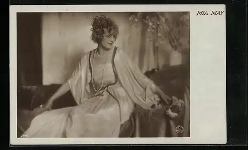 AK Schauspielerin Mia May im eleganten Kleid und Kette