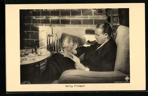 AK Schauspieler Willy Fritsch liest mit Pfeife im Mund