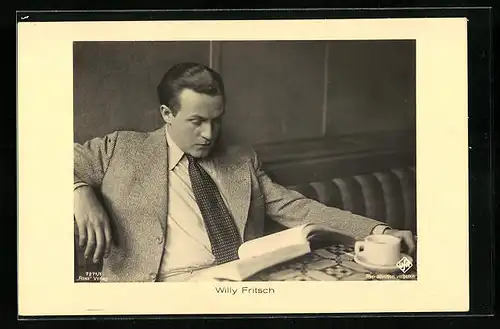 AK Schauspieler Willy Fritsch liest in einem Buch
