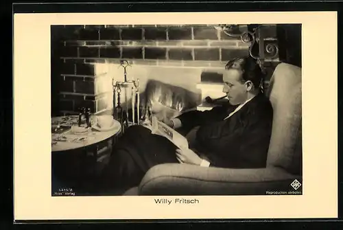 AK Schauspieler Willy Fritsch lesend mit einer Pfeife