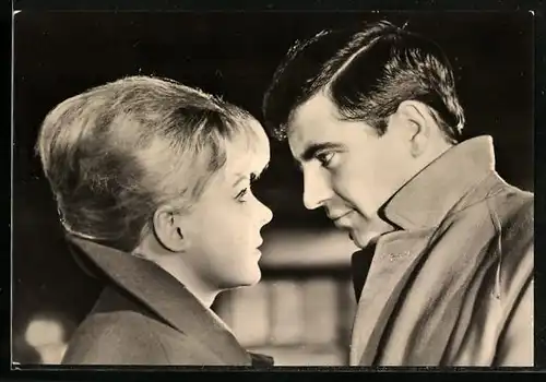 AK Schauspieler June Ritchie und Alan Bates schauen sich in die Augen