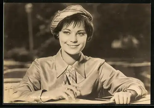 AK Schauspielerin Vera Venczel in Bluse und Hut