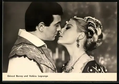 AK Schauspieler Valérie Lagrange und Gérard Barray kurz vor einem Kuss