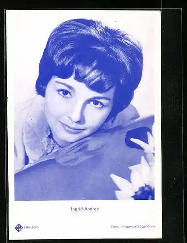 AK Schauspielerin Ingrid Andree posiert mit charmantem Lächeln
