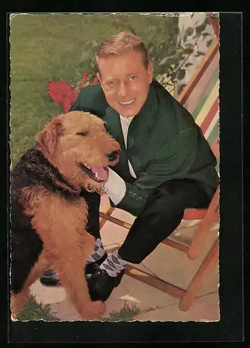 AK Schauspieler Dieter Borsche mit einem Hund