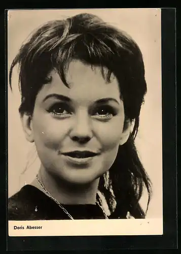 AK Schauspielerin Doris Abesser mit Kette und lächelnd