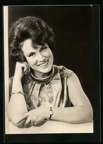 AK Schauspielerin Julia Axen in einem ärmellosen Kleid