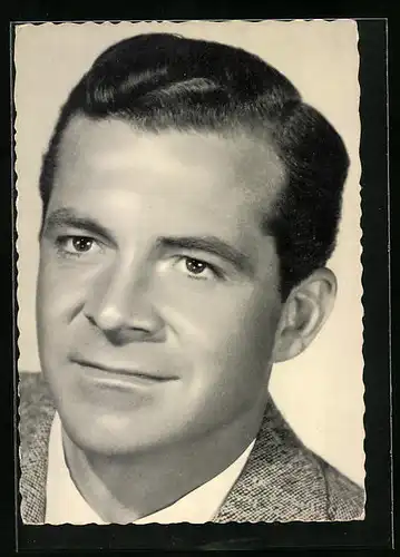 AK Schauspieler Dana Andrews im Anzug mit leichtem Lächeln