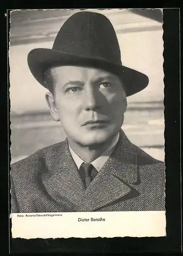 AK Schauspieler Dieter Borsche mit Mantel und Hut