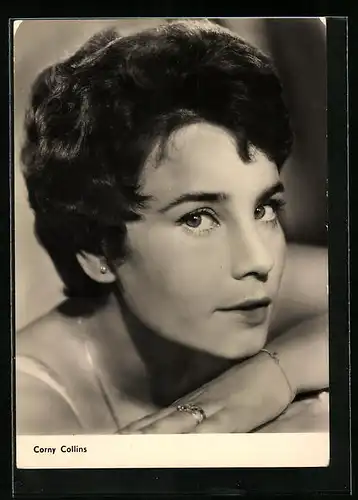 AK Schauspielerin Corny Collins stützt den Kopf ab