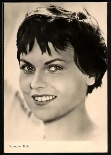 AK Schauspielerin Evamaria Bath mit charmantem Lächeln