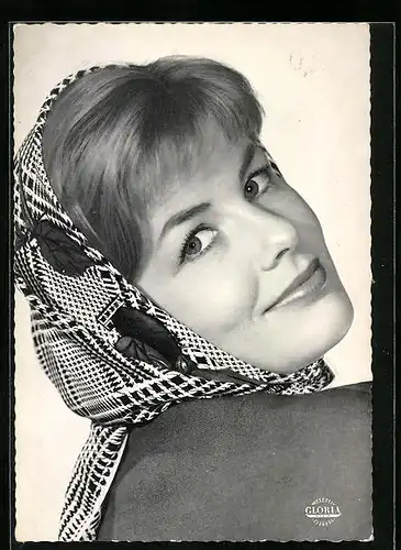 AK Schauspielerin Sabine Bethmann mit Kopftuch