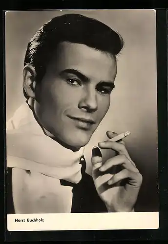 AK Schauspieler Horst Buchholz mit Zigarette in der Hand