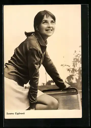 AK Schauspielerin Zusana Cigánová stützt sich auf einen Stuhl