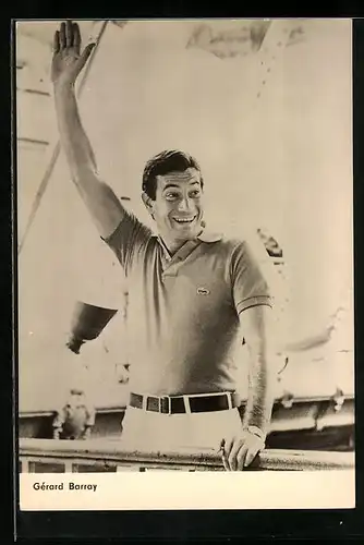 AK Schauspieler Gérard Barray grüsst freudig