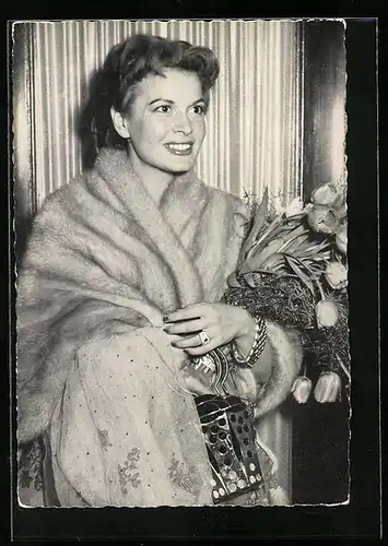 AK Schauspielerin Eva Bartok mit einem Blumenstrauss