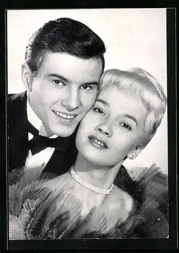 AK Schauspieler Lieselotte Pulver und Horst Buchholz sehr vertraut