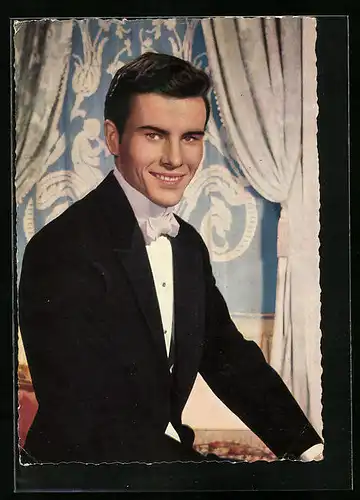 AK Schauspieler Horst Buchholz im Anzug mit Fliege