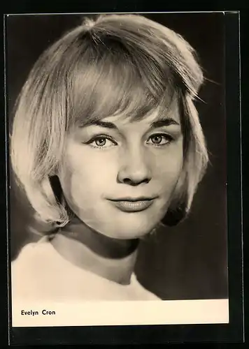 AK Schauspielerin Evelyn Cron mit zweifelndem Blick