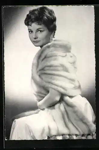 AK Schauspielerin Ingrid Andree mit einer Pelzstola