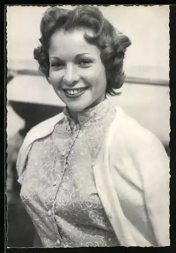 AK Schauspielerin Francoise Arnoul in Bluse und Strickjacke