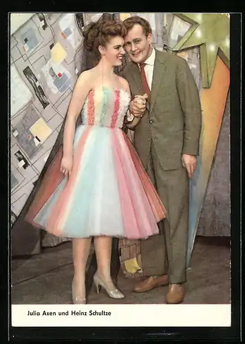 AK Schauspieler Julia Axen und Heinz Schultze posieren miteinander