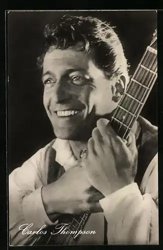 AK Schauspieler Carlos Thompson mit einer Gitarre