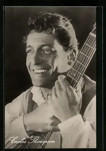 AK Schauspieler Carlos Thompson mit einer Gitarre