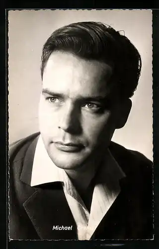 AK Schauspieler Michael Cramer mit ernster Miene