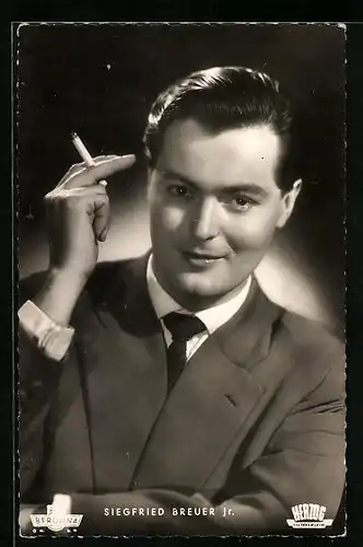 AK Schauspieler Siegfried Breuer jr. mit Zigarette in der Hand