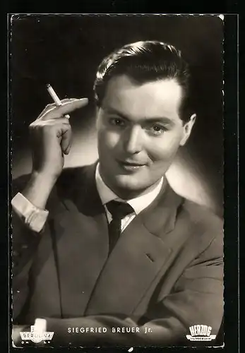 AK Schauspieler Siegfried Breuer jr. mit Zigarette in der Hand
