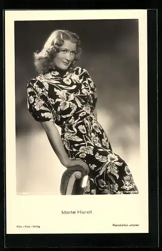 AK Schauspielerin Marte Harell im gemustertem Kleid