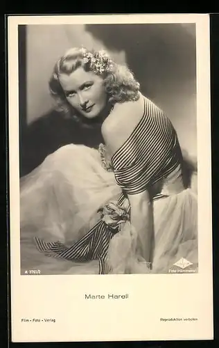 AK Schauspielerin Marte Harell in einem wunderschönen kleid