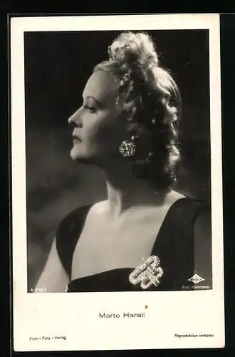 AK Schauspielerin Marte Hartell mit Brosche und Ohrringen