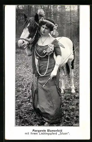 AK Zirkuskünstlerin Margarete Blumenfeld mit ihrem Lieblingspferd Silvan