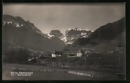 AK Schwendi, Panoramansicht mit der Kapelle und Bergen