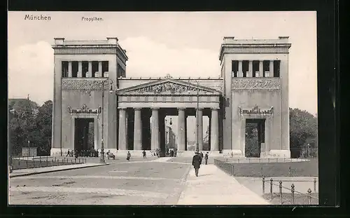 AK München, vor dem Propyläen